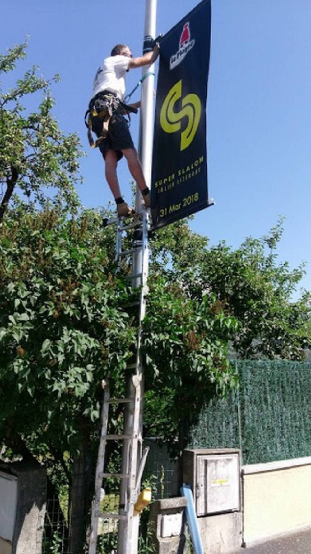 pose-affiche-publicitaire